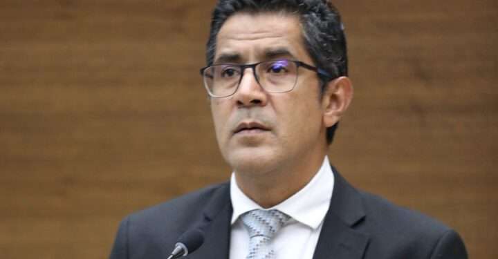 Poder legislativo busca sancionar a ministro de Hacienda en Costa Rica