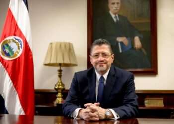 Presidente Chaves cuestionado por presionar a funcionaria pública de Costa Rica