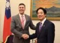 El presidente  de Paraguay, Santiago Peña, junto al  nuevo presidente taiwanés Lai Ching-te.