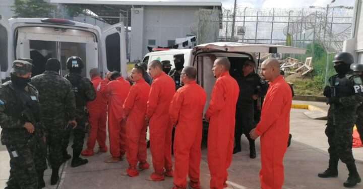 Autoridades hondureñas trasladan a 29 reos de alta peligrosidad a otras prisiones