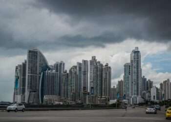 Panamá en vigilancia por paso de onda tropical