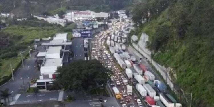 Caos vial por cierre de importante carretera cercana a la capital guatemalteca