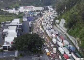 Caos vial por cierre de importante carretera cercana a la capital guatemalteca