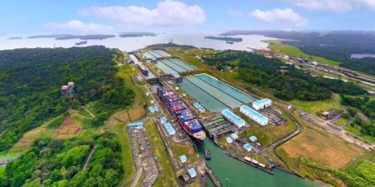 Canal de Panamá en peligro por autorizar paso de barco con material explosivo