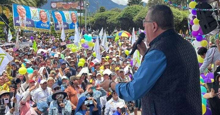Bernardo Arévalo se mantiene como favorito para la segunda vuelta en Guatemala, dice encuesta