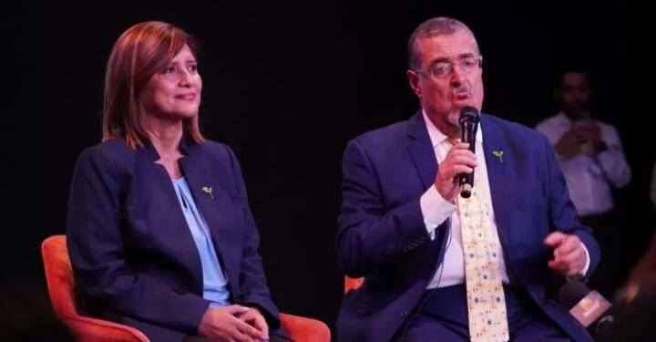 Bernardo Arévalo dice que combatirá corrupción y crimen si gana presidenciales guatemaltecas
