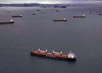 Más de un centenar de buques varados a la espera de pasar el Canal de Panamá