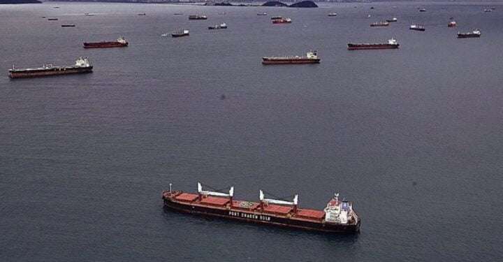 Más de un centenar de buques varados a la espera de pasar el Canal de Panamá