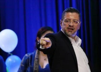 Rodrigo Chaves mantiene una actitud hostil hacia los medios de comunicación y periodistas.