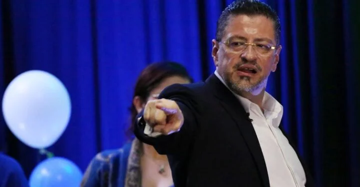 Rodrigo Chaves mantiene una actitud hostil hacia los medios de comunicación y periodistas.