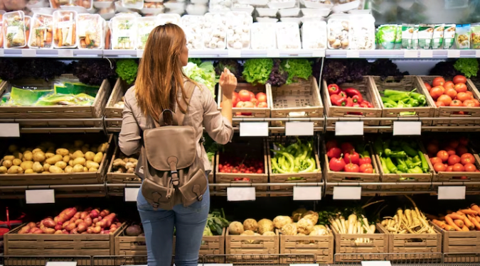 Centroamericanos acuden a comprar alimentos al menos cada tres días, dice informe de Kantar
