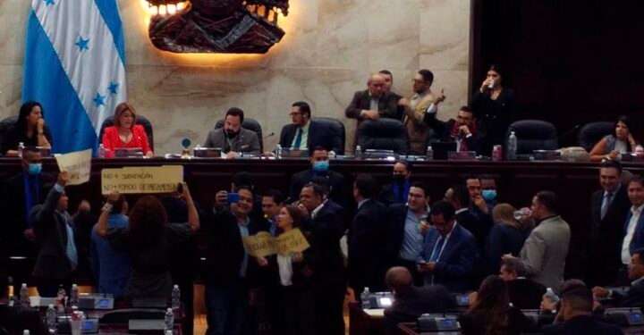 Otra bronca en Congreso de Honduras ahora por moción para derogar el “pacto de impunidad”