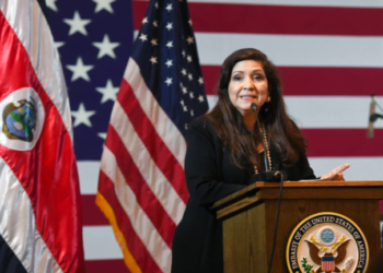 Embajadora de EEUU en Costa Rica llama a migrantes a no dejarse engañar por traficantes