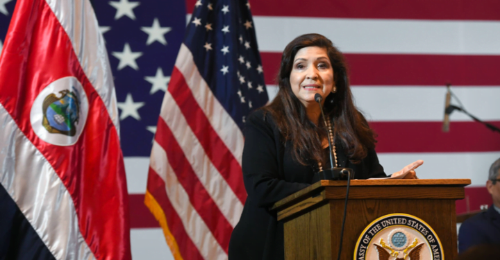 Embajadora de EEUU en Costa Rica llama a migrantes a no dejarse engañar por traficantes