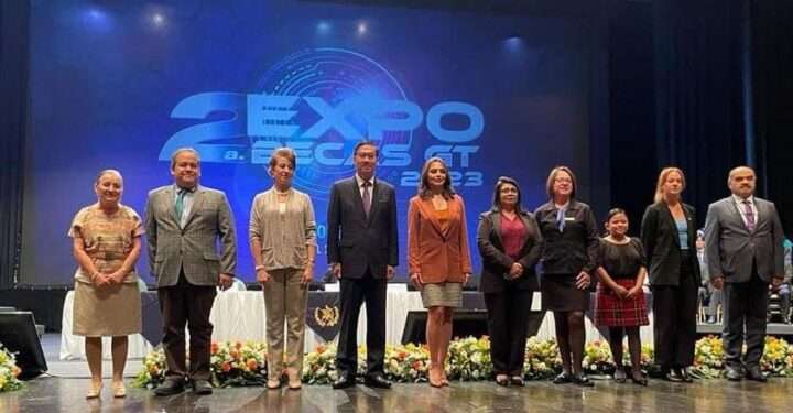 40 jóvenes guatemaltecos reciben becas de Taiwán en acto oficial