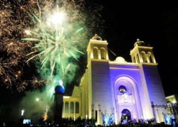 Millares presencian en San Salvador la popular “bajada” del patrono