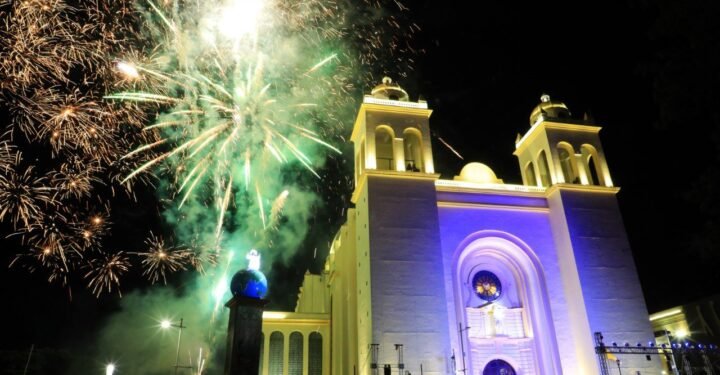 Millares presencian en San Salvador la popular “bajada” del patrono