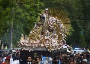 Guatemaltecos celebran con procesión y feria a su patrona, la Virgen de la Asunción