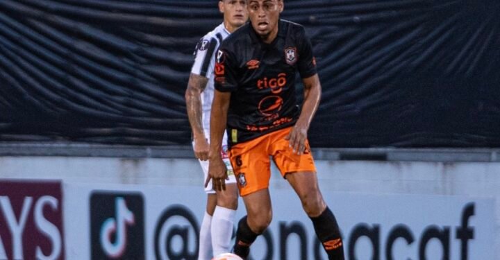 Águila de El Salvador vence al Diriangén de Nicaragua con gol en el descuento