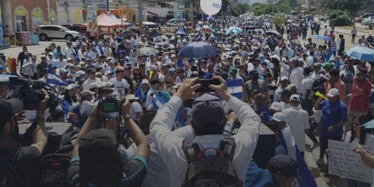Nutrida marcha de Bloque Opositor recorre calles de Tegucigalpa