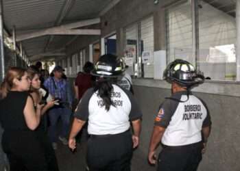 Lanzan bombas en dos centros de votación en Guatemala