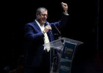 Aplausos de varios países al político anticorrupción que gobernará Guatemala