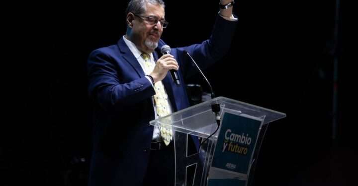 Aplausos de varios países al político anticorrupción que gobernará Guatemala