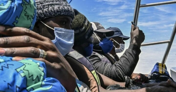 Panamá alerta que coyotes han reactivado la ruta marítima para la migración irregular