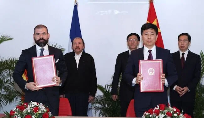 Laureano Ortega Murillo, hijo de la pareja de dictadores nicaragüenses, durante la firma del TLC con China.