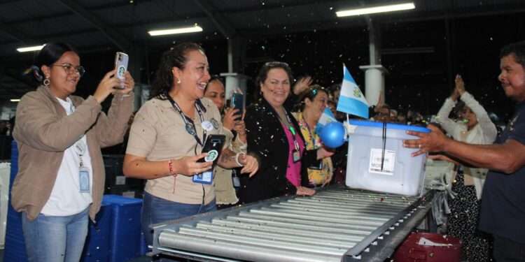 TSE de Guatemala concluye con reparto de paquetes electorales en centros de votación