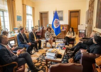 Los magistrados salvadoreños se reunieron con el secretario general de la OEA en Washington.