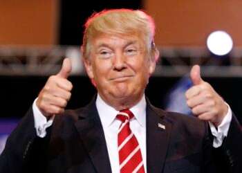 Expresidente Trump queda libre y volverá a audiencia el 28 de agosto