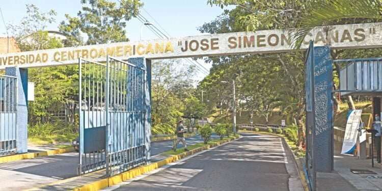 Al menos 500 estudiantes de la confiscada UCA de Nicaragua buscan cupo en universidad salvadoreña