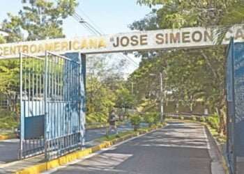 Al menos 500 estudiantes de la confiscada UCA de Nicaragua buscan cupo en universidad salvadoreña