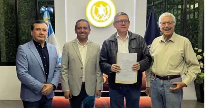 Expresidentes de colegios de profesionales presentan amparo contra fiscal general de Guatemala