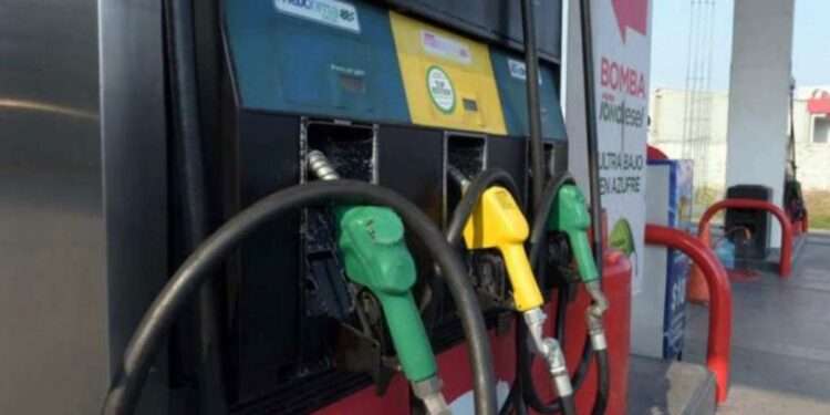 Salvadoreños con “el grito en el cielo” por altos precios de combustibles