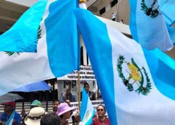 Guatemaltecos piden a gritos la renuncia de fiscales “corruptos”