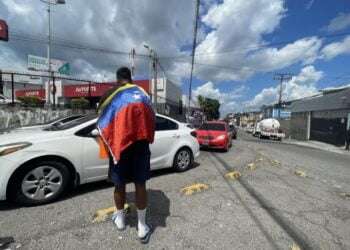 Migrantes venezolanos piden moneditas en San Salvador para seguir rumbo al norte