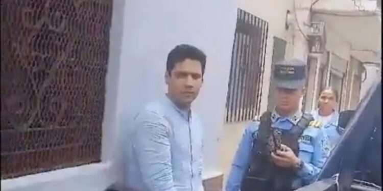 “Renuncia” subjefe de Prensa del gobierno de Honduras en medio de escándalo por arresto
