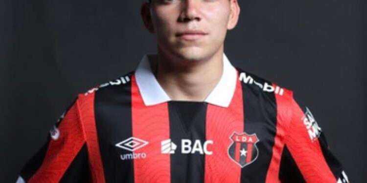 Salvadoreño ya tiene luz verde para debutar con el Alajuelense de Costa Rica