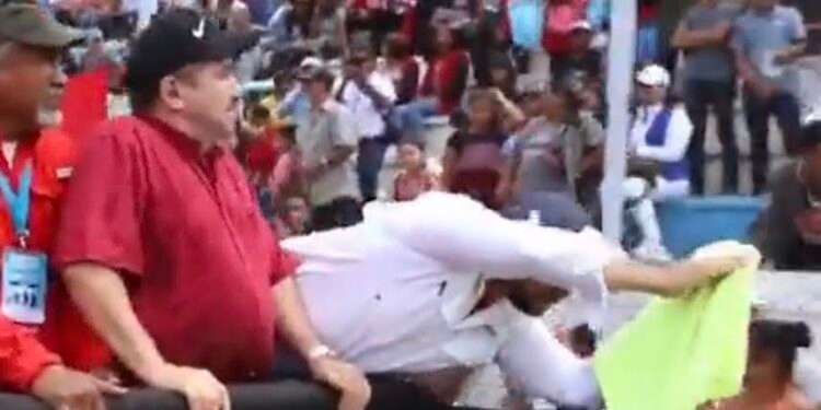 Abucheos y chiflatinas para los oficialistas hondureños en actos de la independencia