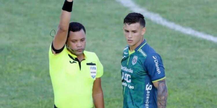 André Orellana se disculpa tras patada voladora en el clásico hondureño