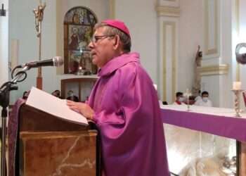 Presidente de la Conferencia Espiscopal de Nicaragua ora en público por obispo encarcelado