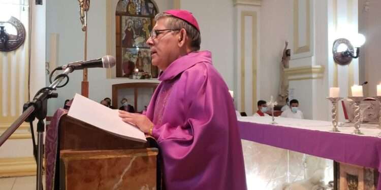 Presidente de la Conferencia Espiscopal de Nicaragua ora en público por obispo encarcelado