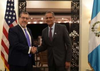 Subsecretario de Estado conversa sobre transición tranquila y democracia con presidente electo de Guatemala