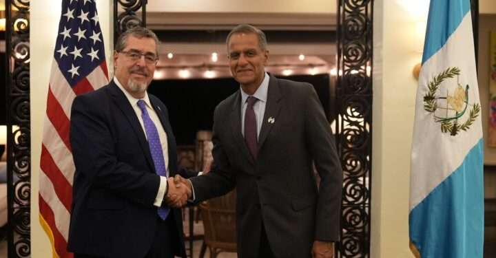 Subsecretario de Estado conversa sobre transición tranquila y democracia con presidente electo de Guatemala