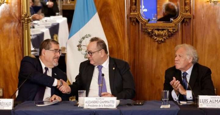 Bernardo Arévalo espera que en Guatemala acabe “asalto ilegal” y ataques tras reunión con Giammattei