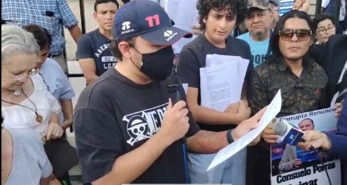 Guatemaltecos exigen renuncia de fiscal general con documento con más de 100 mil firmas