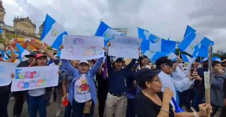 Guatemaltecos marchan para exigir la renuncia de la fiscal general
