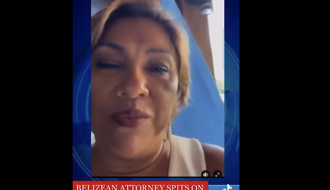 Abogada beliceña escupe bandera guatemalteca en la víspera de celebración de independencia